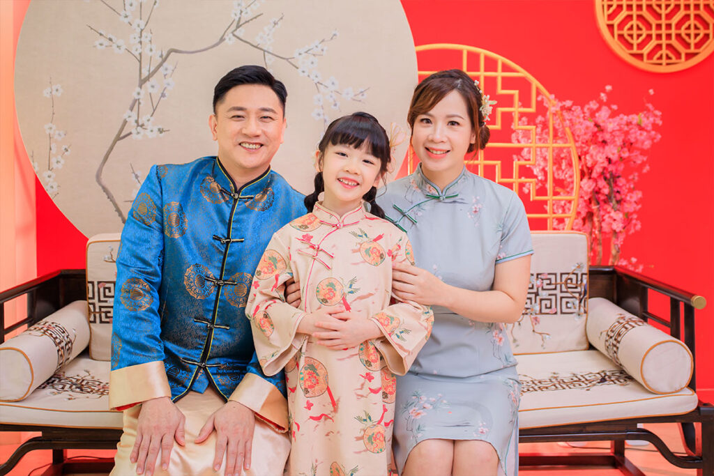一家人身穿中式漢服於啟蒙禮場景拍攝全家福的莊嚴畫面