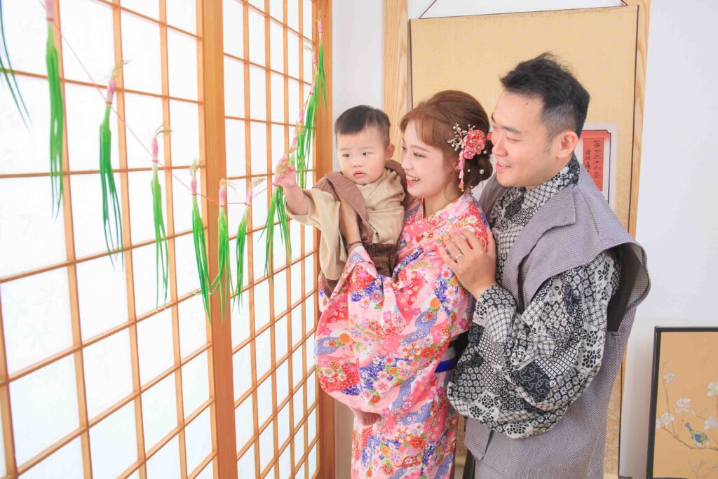寶寶於蔥門前伸手觸摸青蔥祈求聰明的可愛模樣