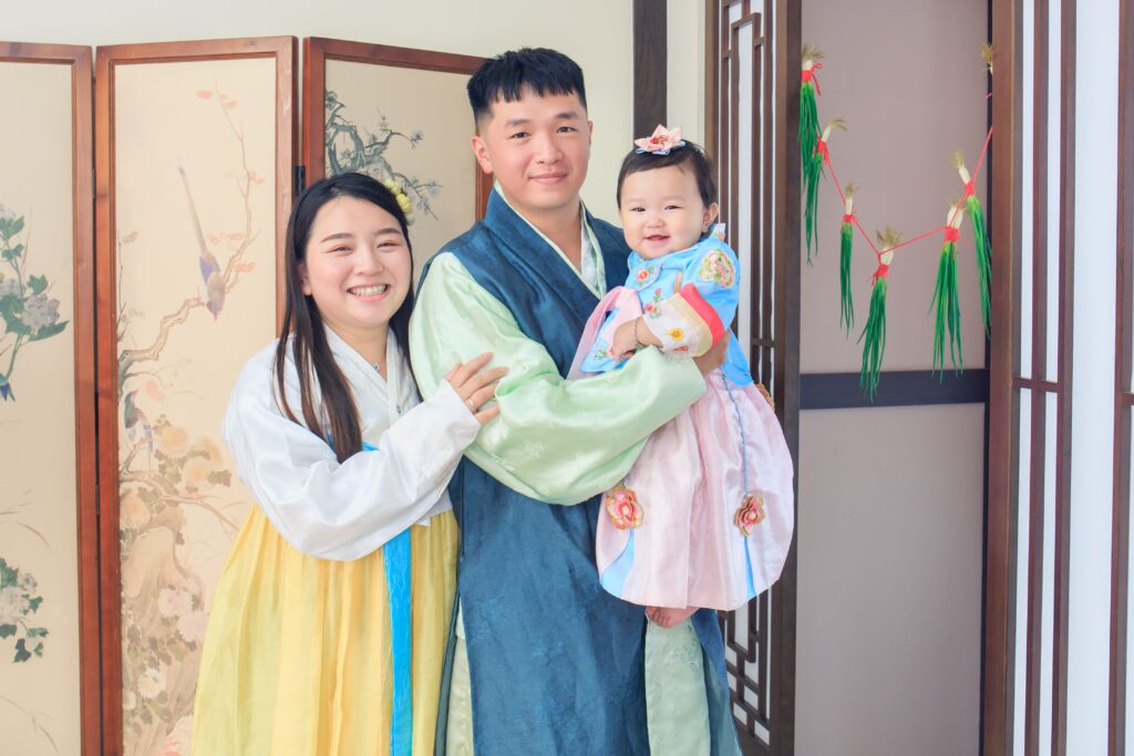 寶寶觸摸韓式蔥門祈求聰明伶俐的傳統儀式畫面
